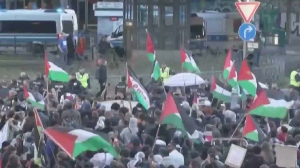 德国柏林爆发大规模支持巴勒斯坦游行