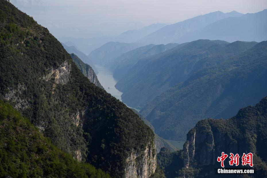 航拍秋日长江巫峡：红叶点缀 风景如画