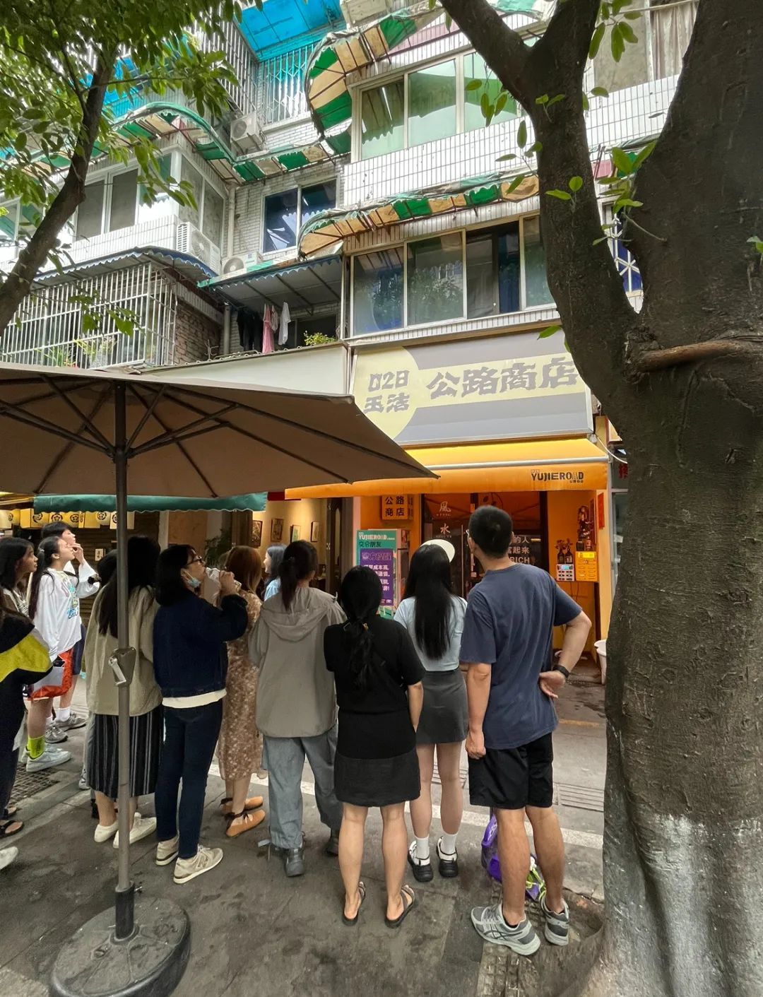 打开旁观者视角，会看到一群年轻人对着卤菜店、咖啡店、烧烤店的菜单冥思苦想（图/阿祯 摄）