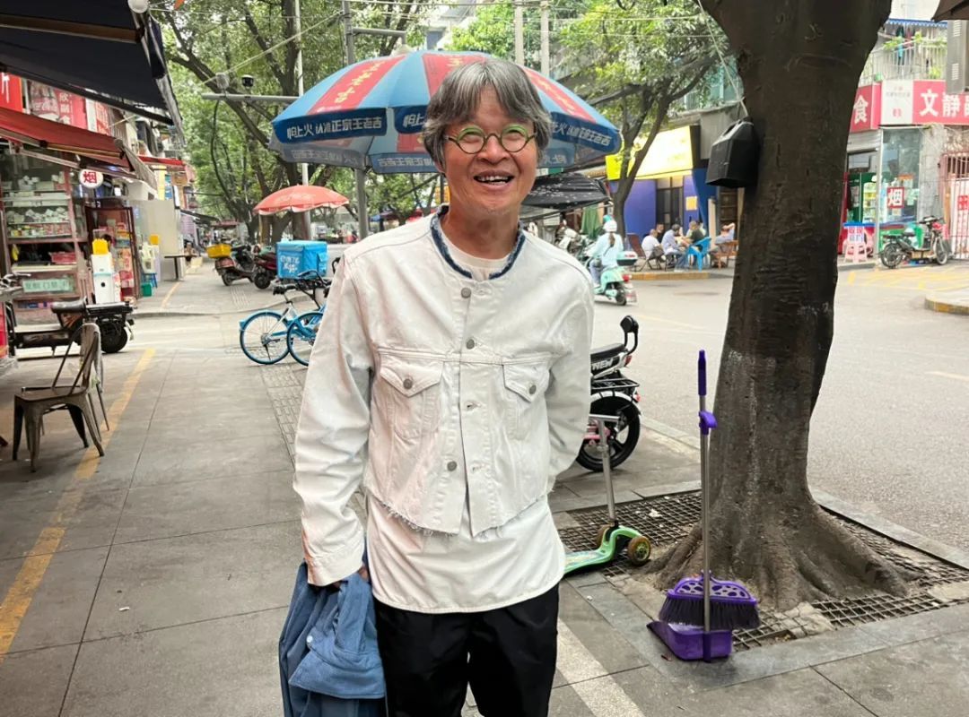 天气有些凉，王亥匆匆回住所拿一件外套，“这样穿着就更像一个卖米老头了”（图/阿祯 摄）