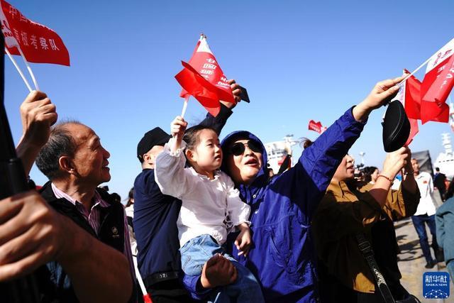 11月1日，在中国极地考察国内基地码头，人们欢送中国第40次南极科学考察队出征。新华社记者 张建松 摄