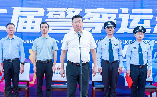 县委副书记、统战部部长杜登全宣布运动会开幕