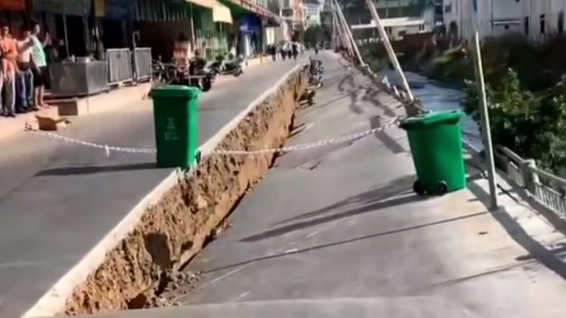 汕头一地数十米路面发生塌陷，当地村委会：系菜市场自建路面