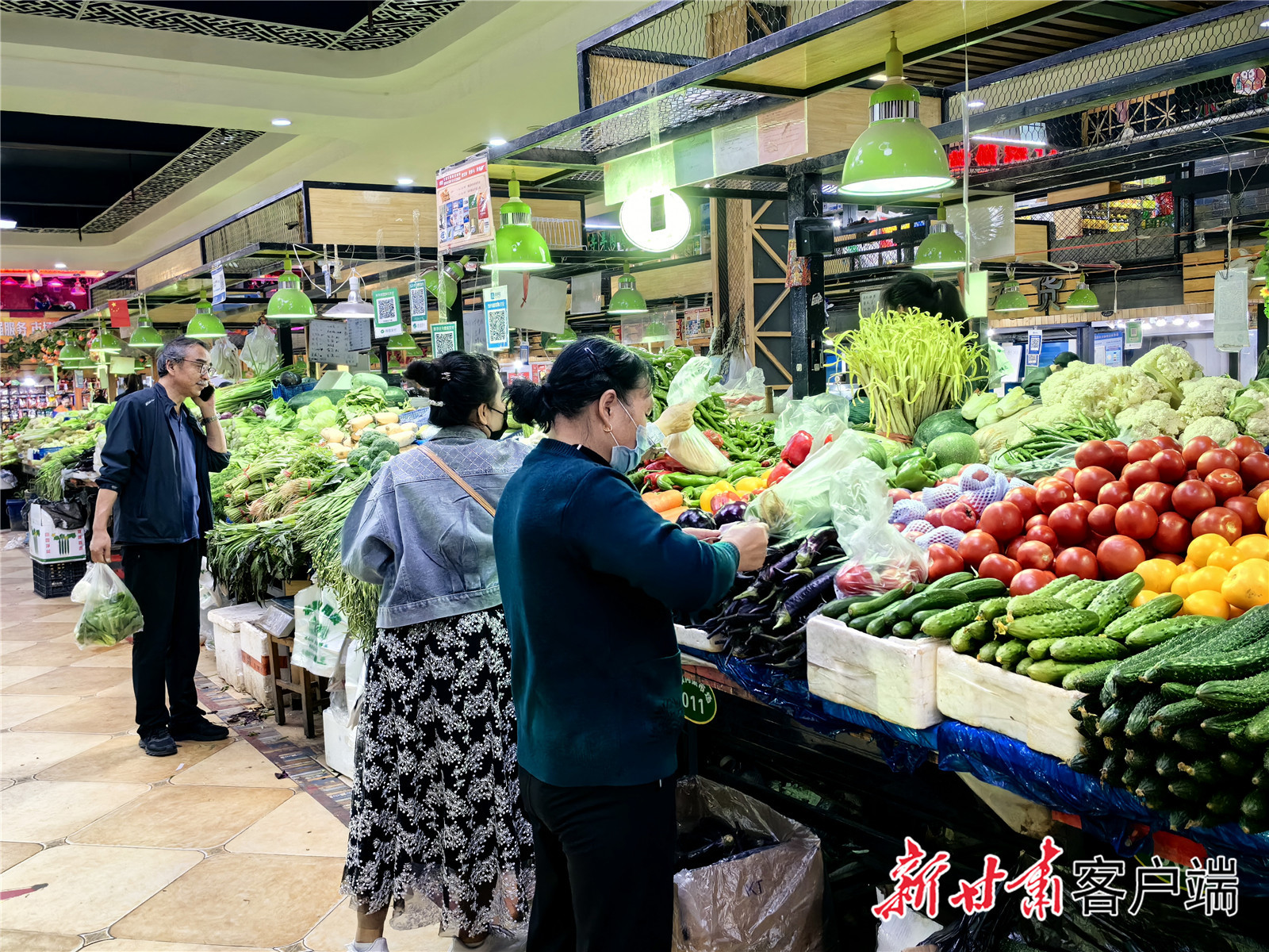 五泉菜市场内人声鼎沸
