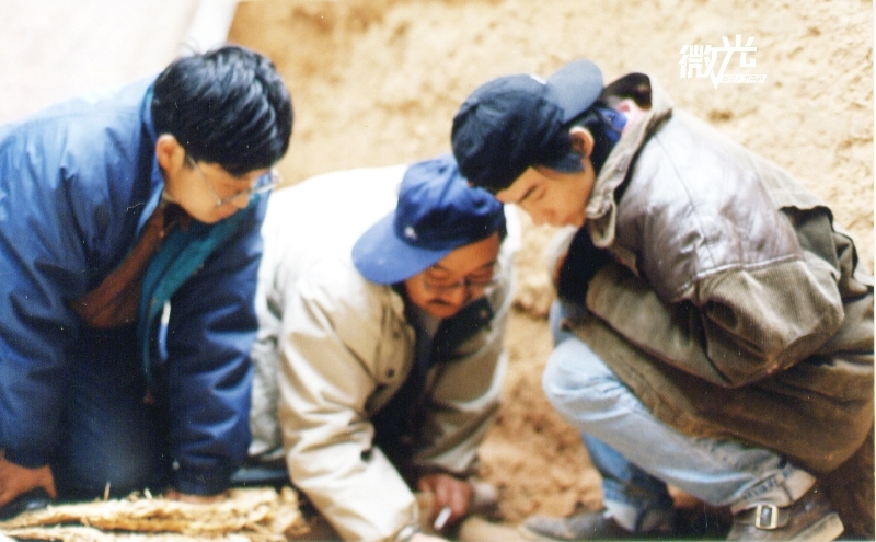 马宇提取石铠甲工作照(右三)