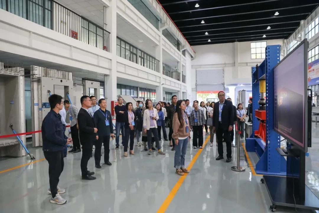 与会代表参观土木工程学院实验实训教学中心