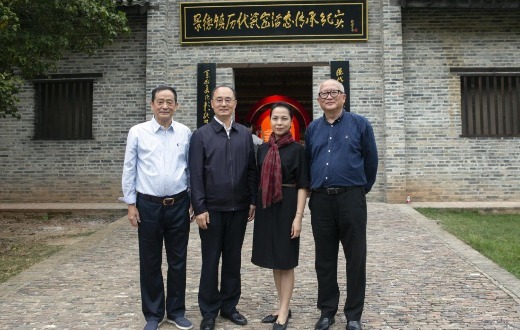 &nbsp; &nbsp; 故宫博物院文博专家吕成龙（左二），国家博物馆文博专家耿东升（右一），国际民间艺术组织全球副主席、联合国教科文组织“世界传统手工艺：传承与创新”教席首席主持陈平（右二），景德镇古窑文博专家周荣林（左一）共同开馆。