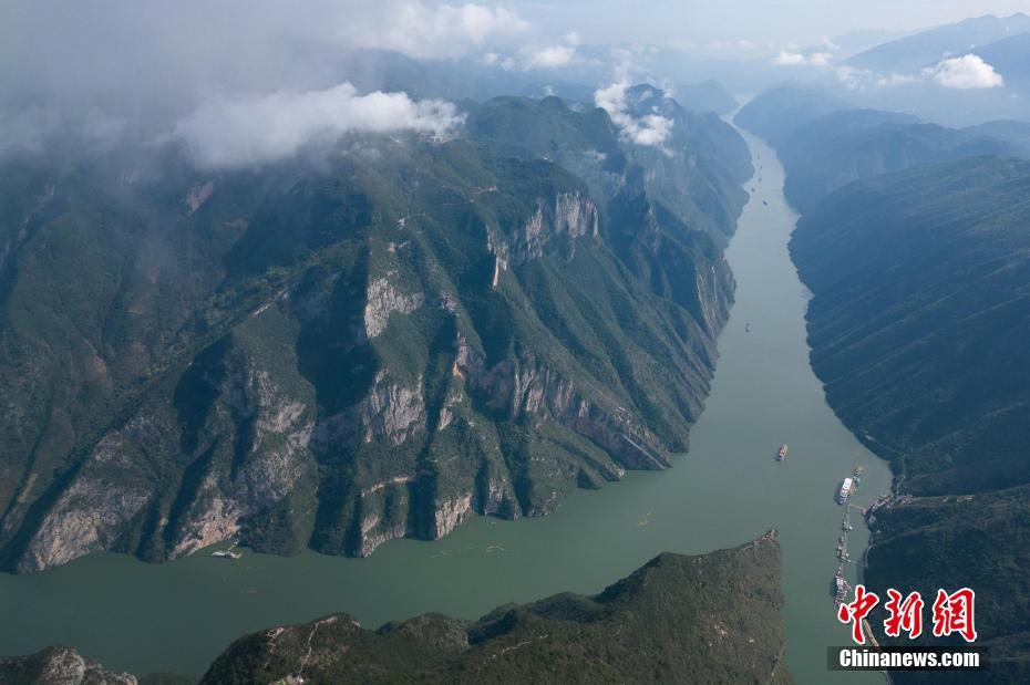 航拍秋日长江巫峡：红叶点缀 风景如画