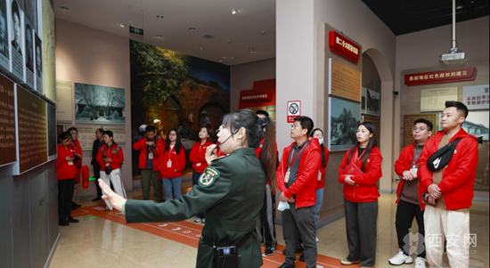采访团参观吴起革命斗争史陈列展厅