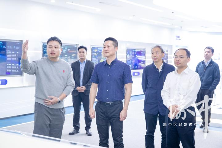 渝中区委副书记、区长谢东前往重庆趣链数字科技有限公司调研。