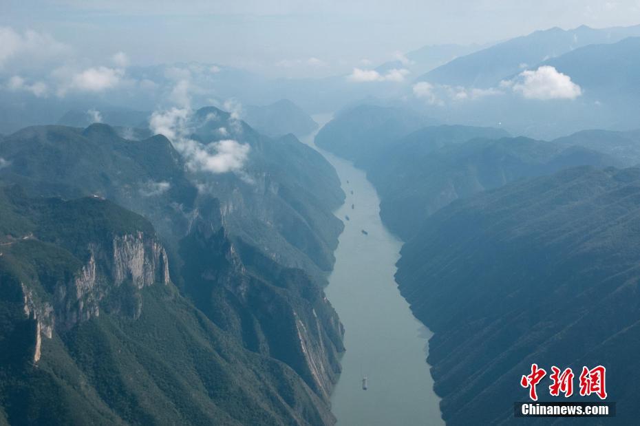 航拍秋日长江巫峡：红叶点缀 风景如画
