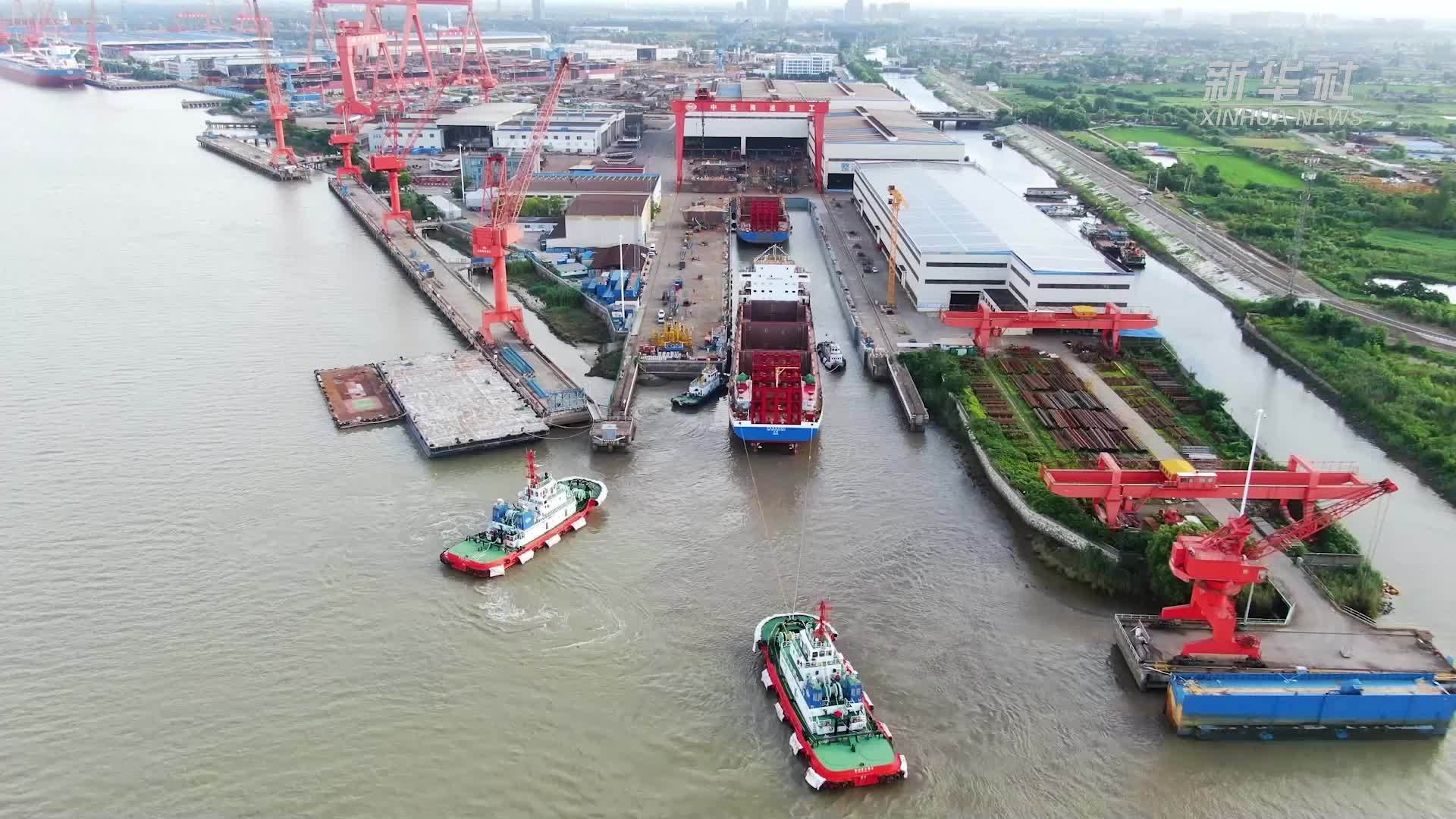 江苏扬州：万吨级纯电动集装箱船长江试航