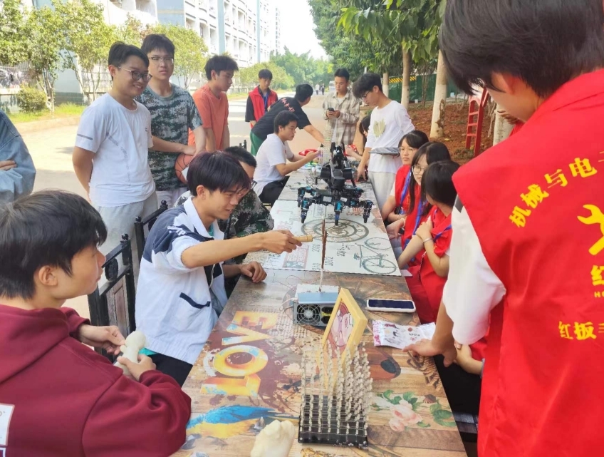 江西应用技术职业学院机电学院举办科技作品观展会