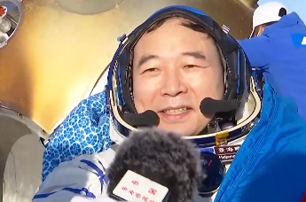 航天员景海鹏安全顺利出舱　接受总台采访