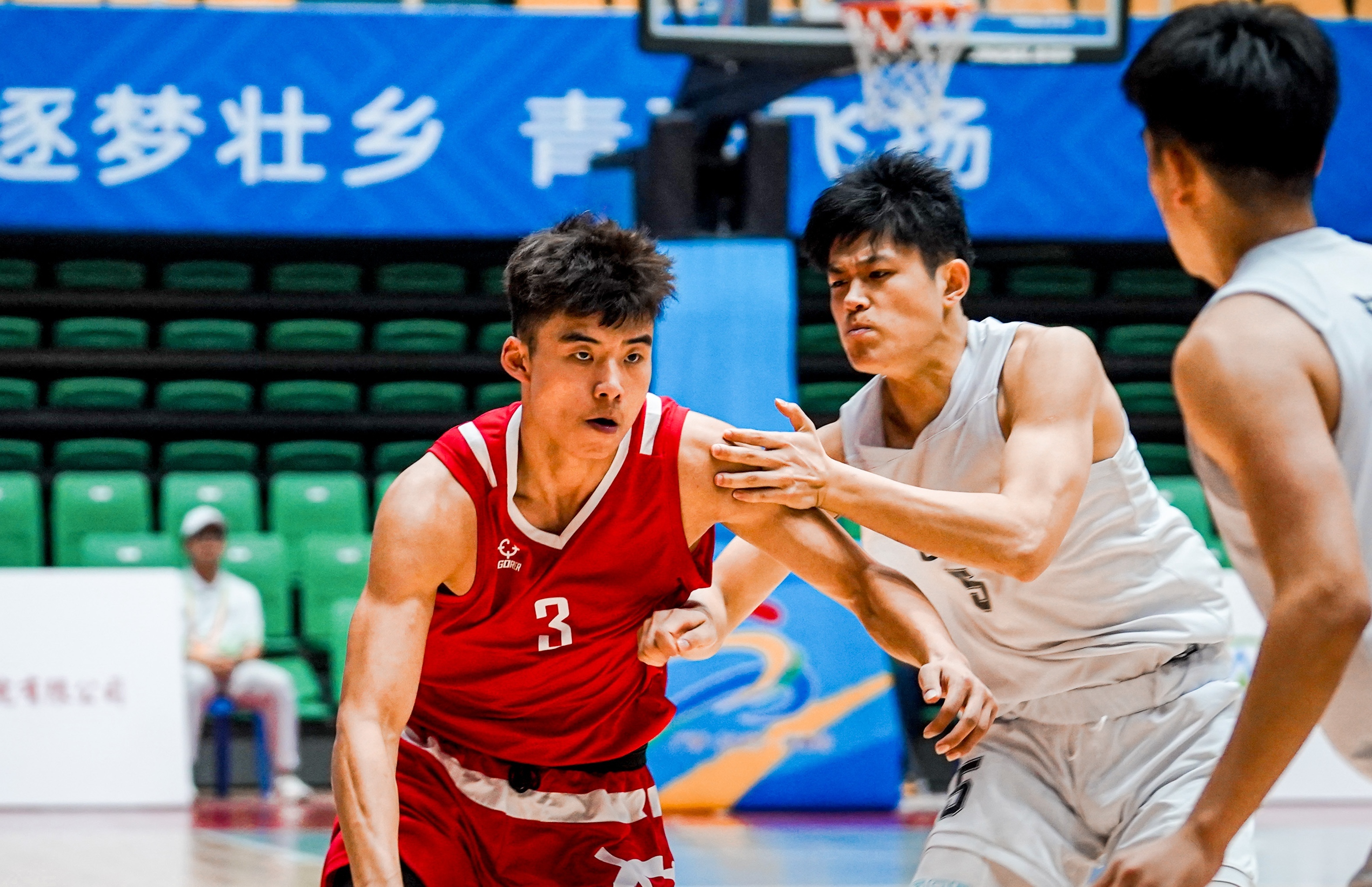 队长杨淇淞同学球场上奋力拼搏