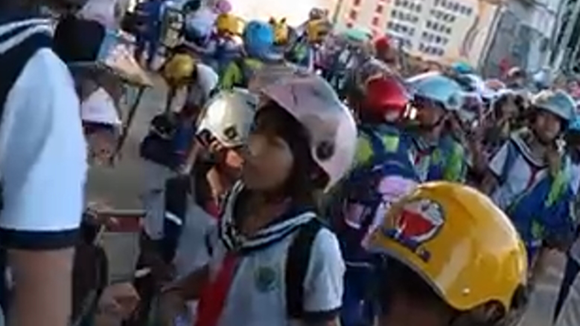 家长发视频称学校强制要求学生戴头盔上下学，“走路也要戴”，当地教育局：文件要求骑摩托车戴头盔，乘车、步行无需佩戴