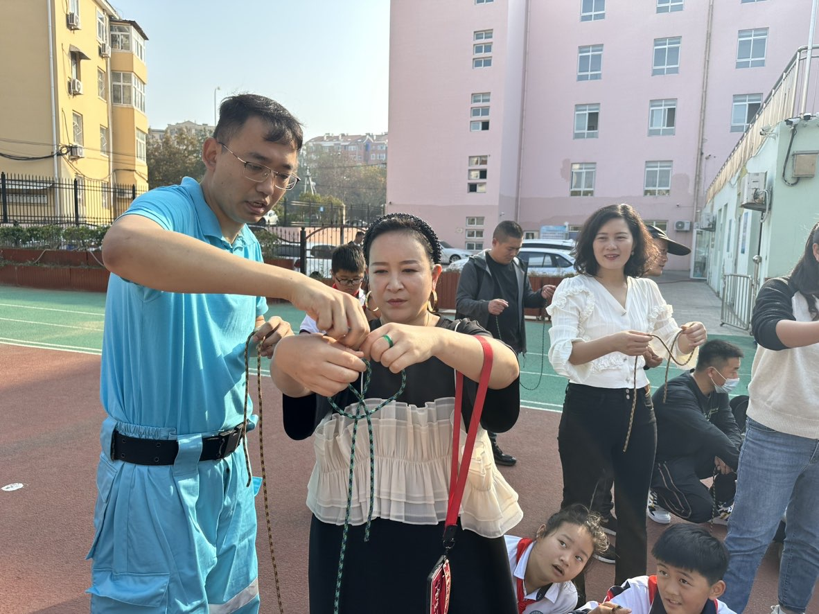 “消防运动”进校园 共筑安全“防火墙”——青岛长阳路小学、登州路街道广饶路社区“消防运动”主题社区运动会
