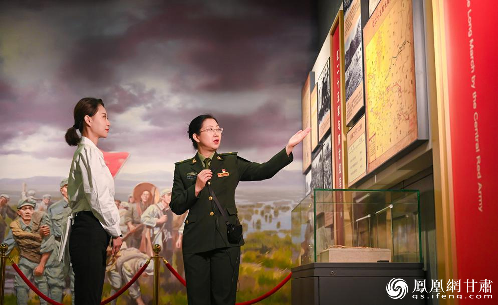 红军会宁会师旧址管委会红军长征胜利纪念馆馆长李俊丰(右)深情讲述革命先烈英勇事迹,为凤凰小编上了一堂生动的党课。杨艺锴 摄