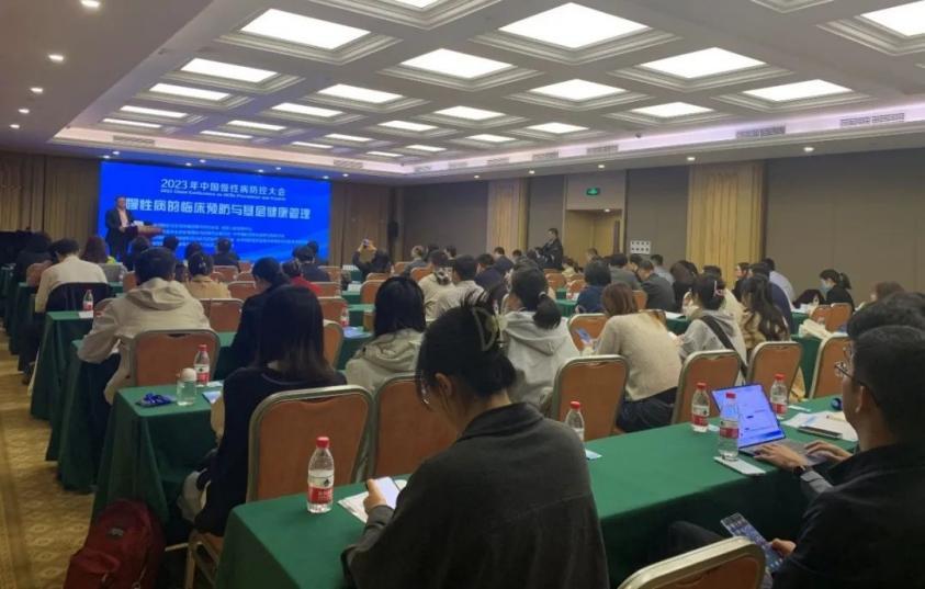 中华预防医学会常务副会长兼秘书长冯子健做报告