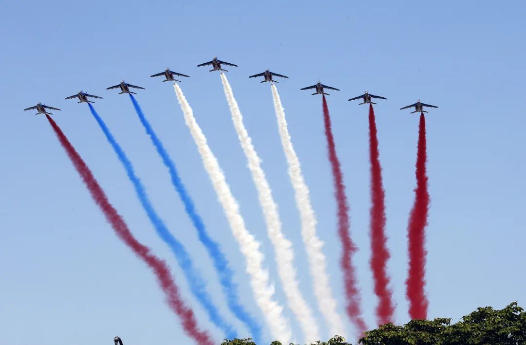 △2018国庆阅兵仪式上“搞错”国旗颜色的飞机，增加了法国人“不靠谱”的刻板印象（图/视觉中国）