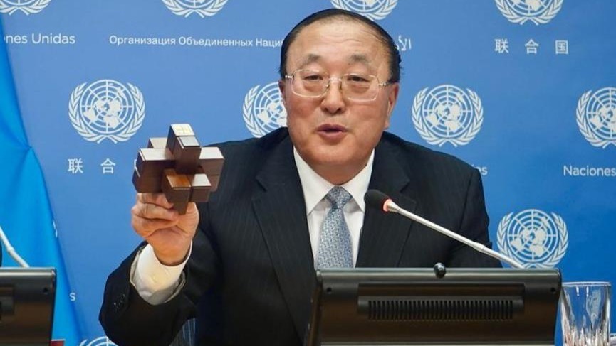 中国担任安理会11月轮值主席，张军向各国代表赠送“鲁班锁”：如和平一样，破坏容易重建难