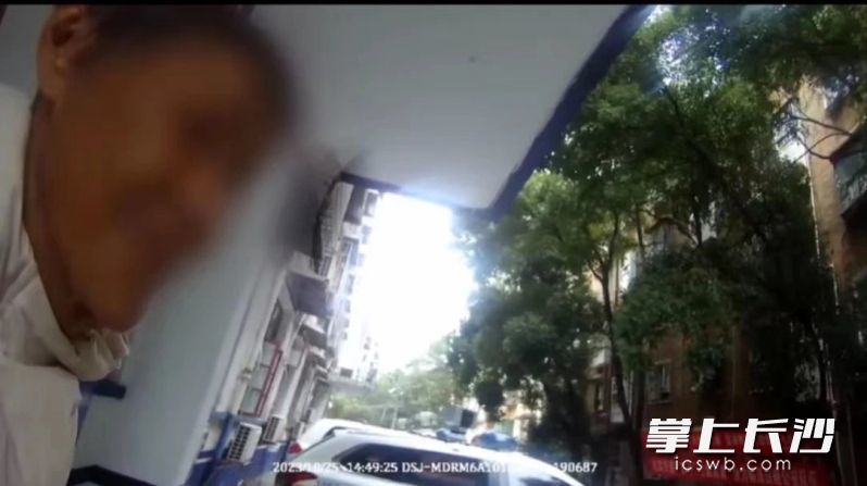 走出井湾子派出所，老人提出想织件毛衣表达感谢。