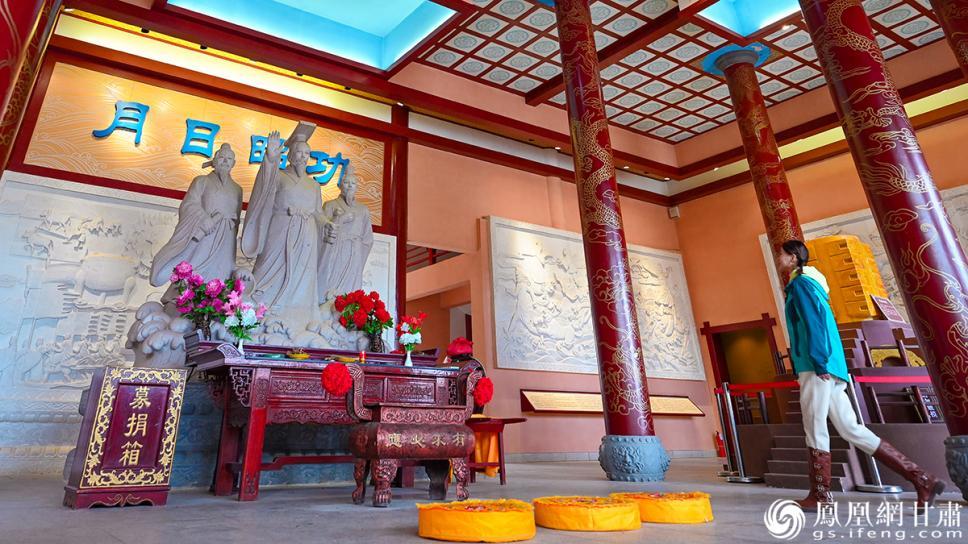 大禹雕塑立于渭河源头，仿佛仍在守护两岸生灵。杨艺锴　摄