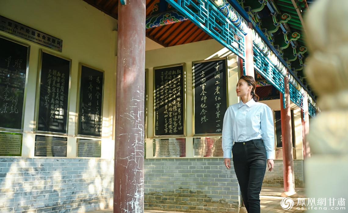 参观会宁将帅碑林长廊,感悟老一辈革命家的人格魅力。杨艺锴 摄