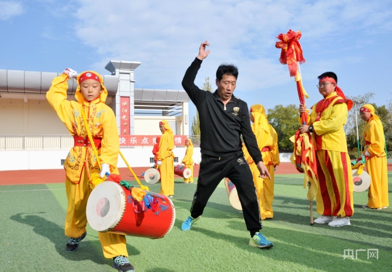 兰州太平鼓市级非遗传承人李建刚正在教学生打太平鼓(央广网记者 李红军 摄)