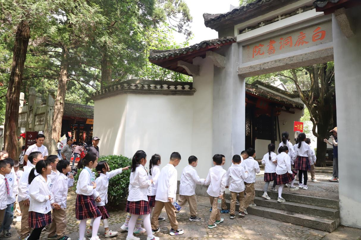 白鹿洞书院成为中小学生研学热门地