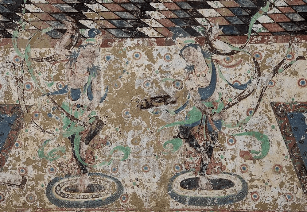 ▲南壁舞伎,衣带飞扬,疾旋如风,正如白居易《胡旋女》诗所写:“左旋右旋不知疲,千匝万周无已时,人间物类无可比,奔车轮缓旋风迟。”此图颇似唐代风行的西域胡旋舞。图片来自莫高窟官方微博