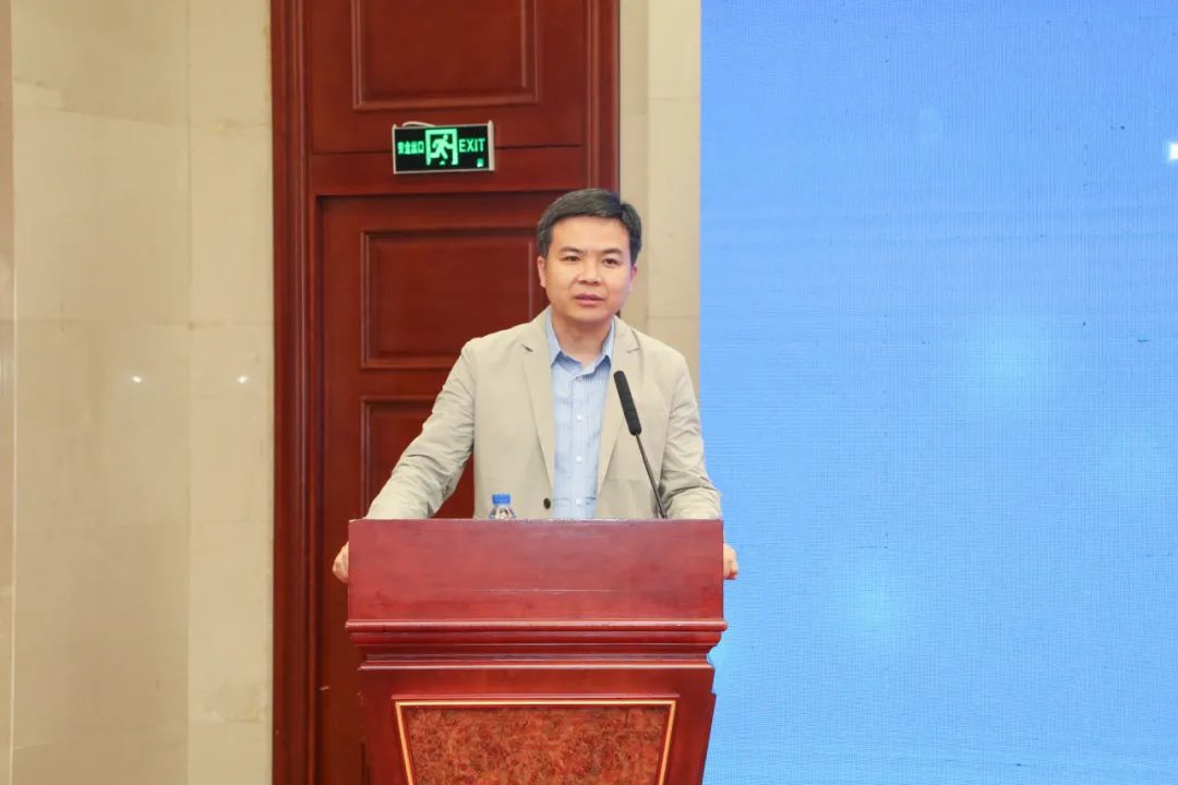 河南省教育厅政策法规处(民办教育处)处长徐军保发表讲话