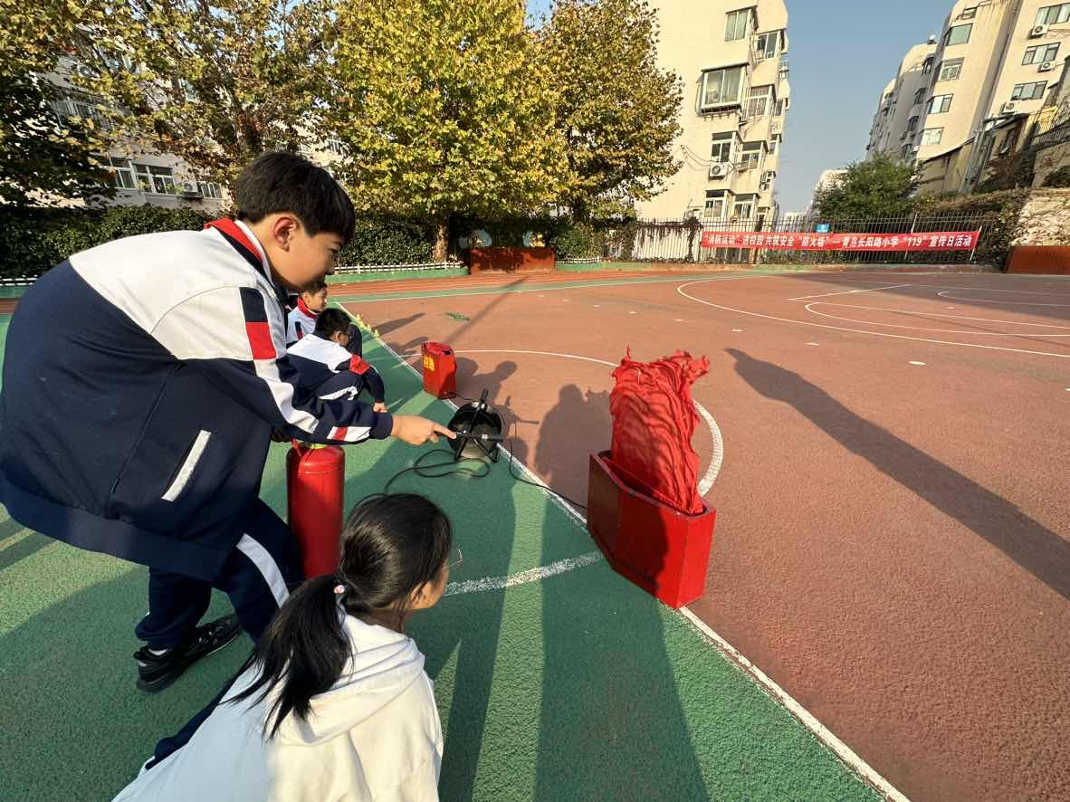 “消防运动”进校园 共筑安全“防火墙”——青岛长阳路小学、登州路街道广饶路社区“消防运动”主题社区运动会