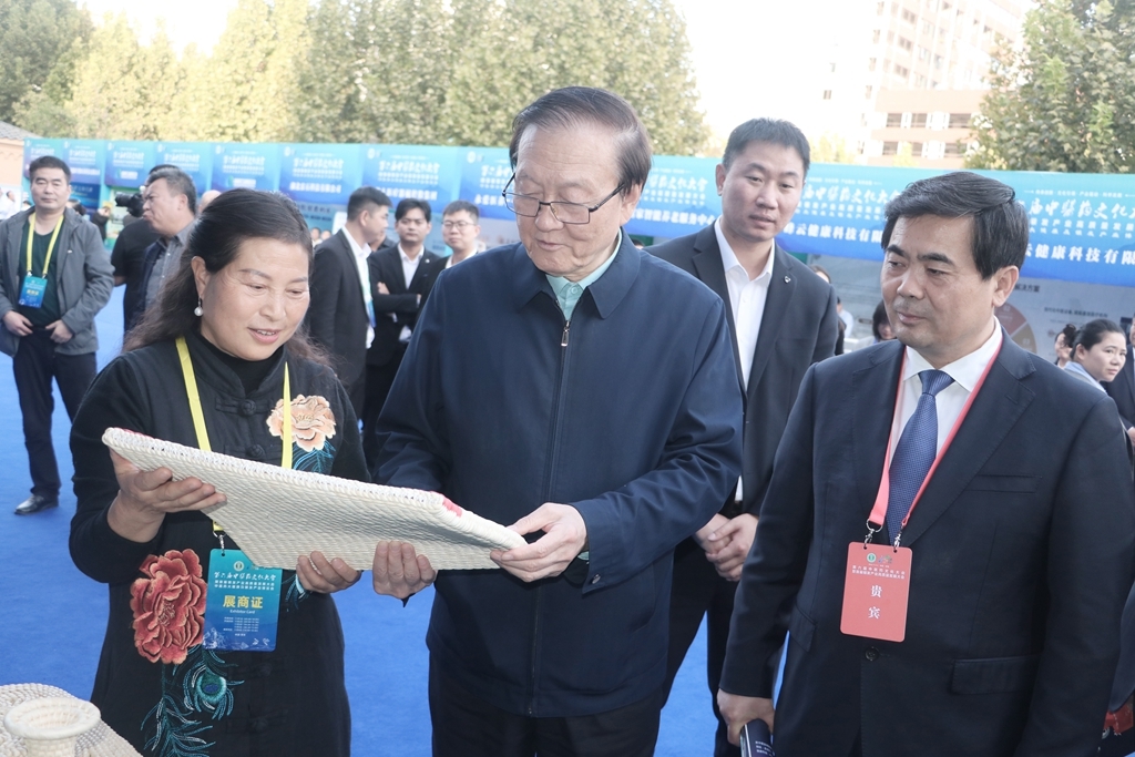 ▲启动仪式后，与会领导嘉宾前往渭南市中医药文化产品展区参观