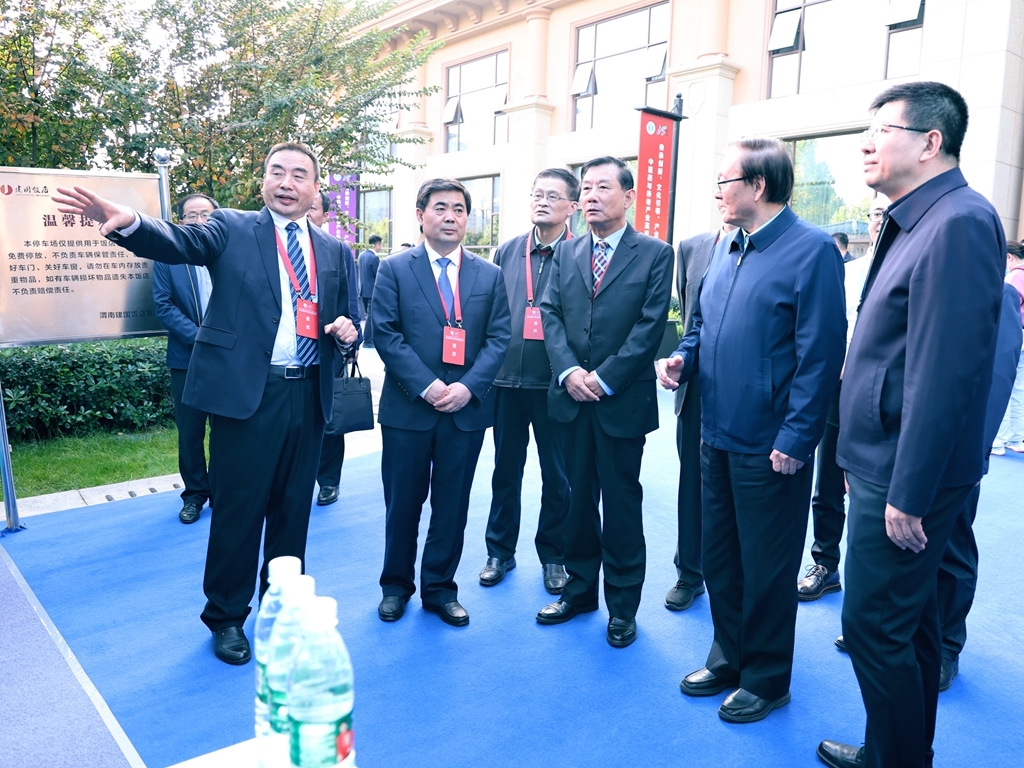 ▲启动仪式后，与会领导嘉宾前往渭南市中医药文化产品展区参观