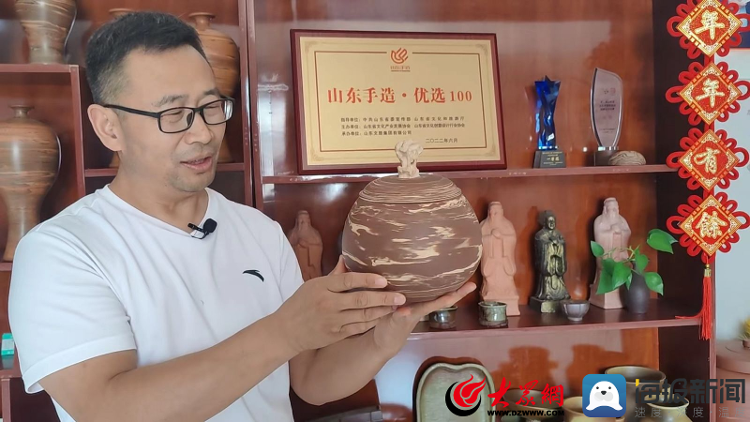 尤跃在介绍产品