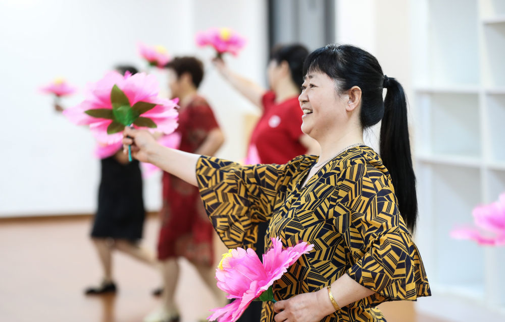 张家港市永联村村民舞蹈队的队员正在参加舞蹈《花开中国》的排练。（2020年6月18日摄）新华社记者 杨磊 摄