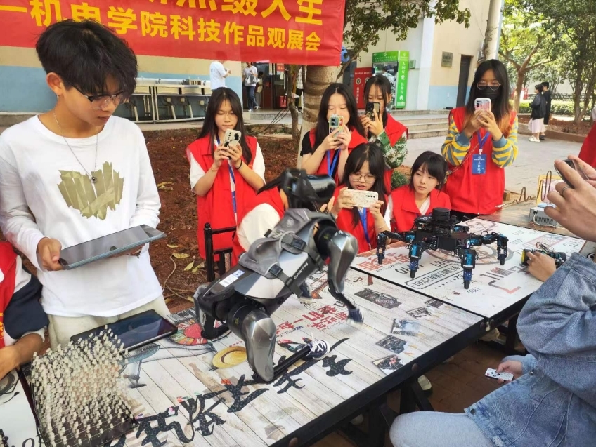江西应用技术职业学院机电学院举办科技作品观展会