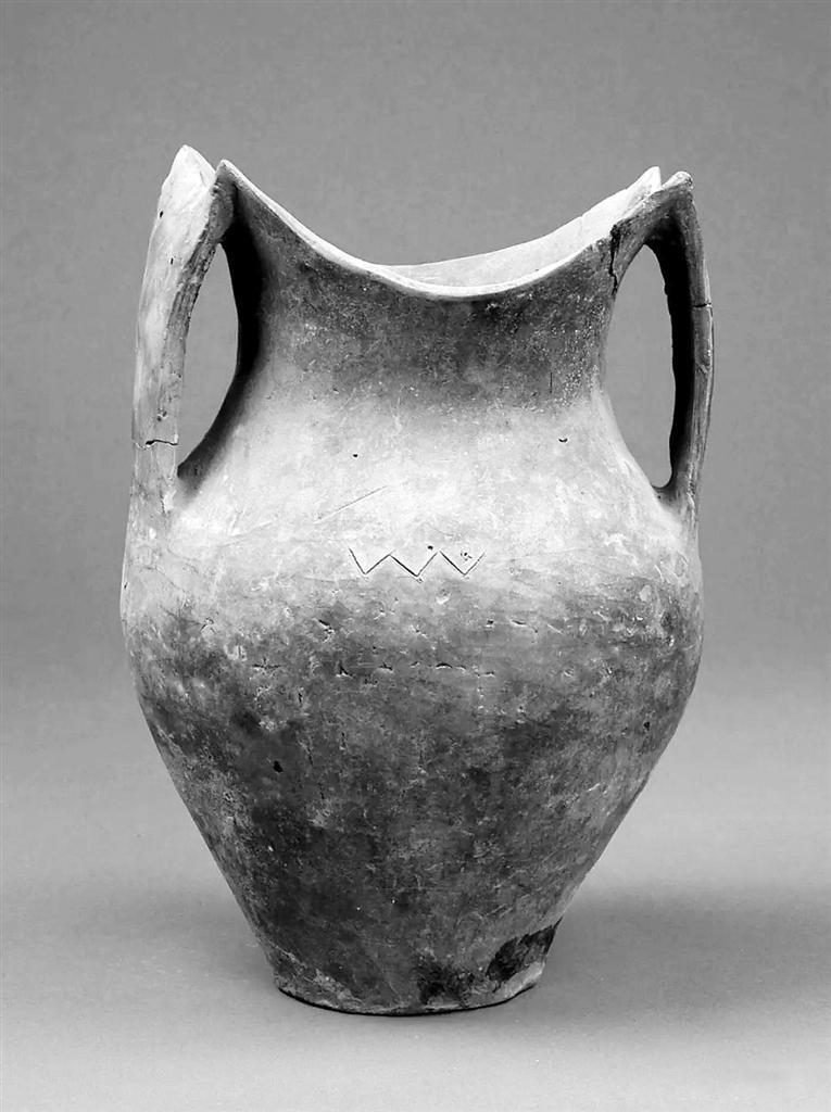 现藏于西和县博物馆的寺洼文化马鞍口罐