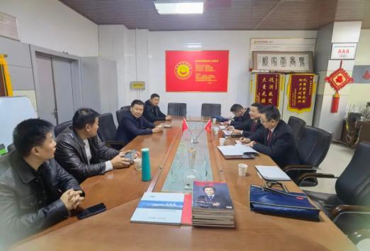 金台区法院“金法徽”司法服务团志愿者行政审判庭庭长王国胜带领法官干警三人走访河南商会，与商会负责人及相关企业代表进行座谈交流。