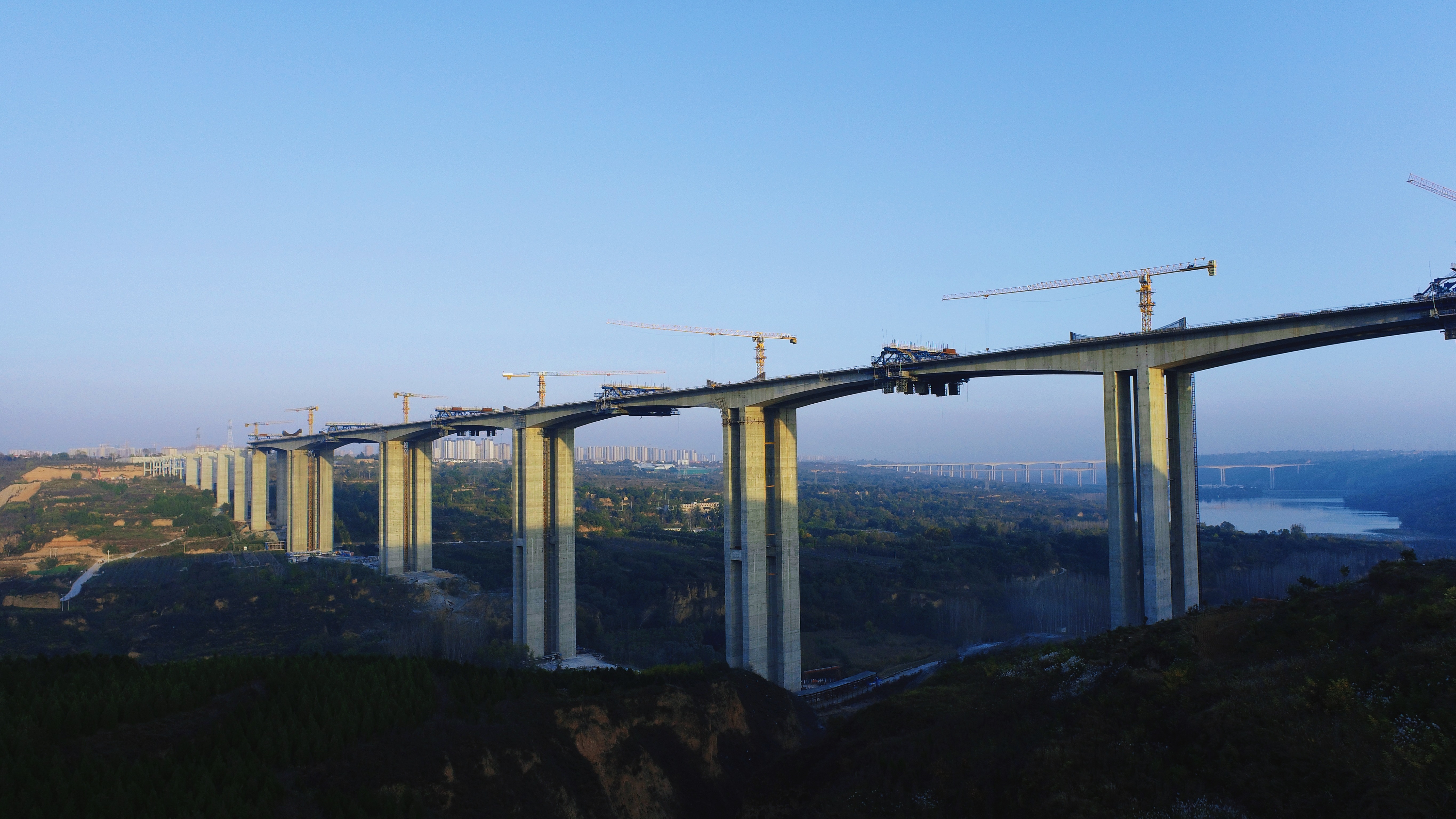 铜川市玉皇阁二号桥及引线工程PPP项目主桥顺利合龙
