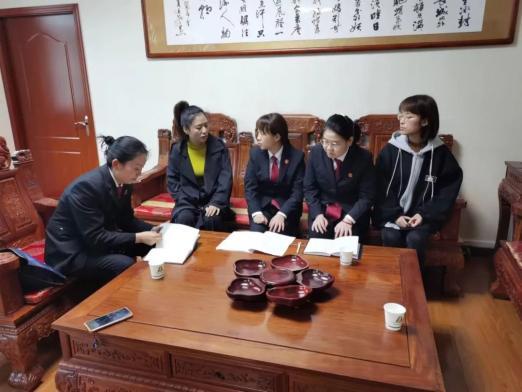 金台区法院“金法徽”司法服务团志愿者群众路法庭副庭长杨晓丽带领法官干警一行前往宝鸡市某有限责任公司，就企业对内管理、对外经营等方面遇到的法律问题开展座谈交流。