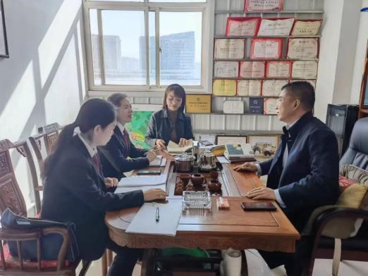 金台区法院“金法徽”司法服务团志愿者民事审判庭法官赵晓云一行三人，来到宝鸡某家具建材生活馆进行交流座谈，为企业提供“一对一”精准司法服务。