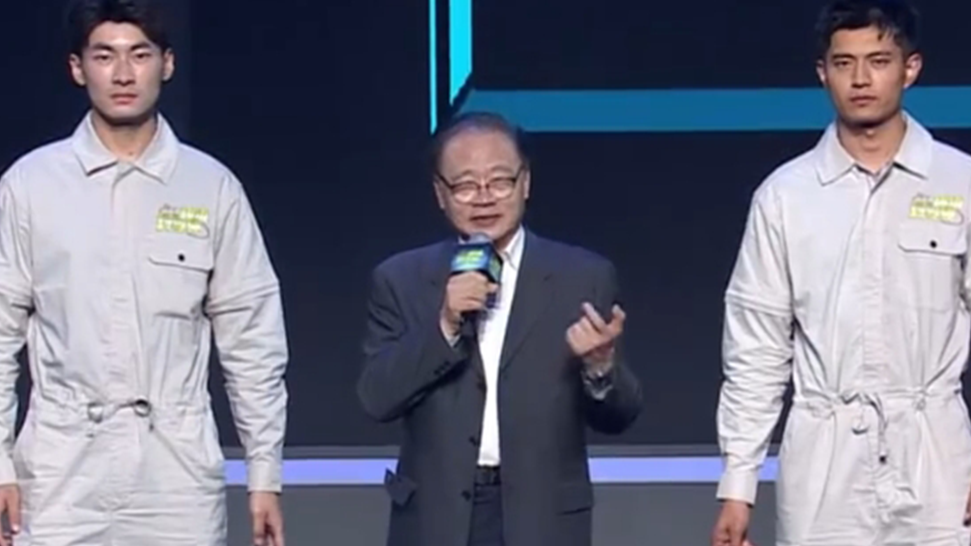 中国科学院院士褚君浩演示“隐身术”：“未来哈利波特的隐身衣将成日常用品”