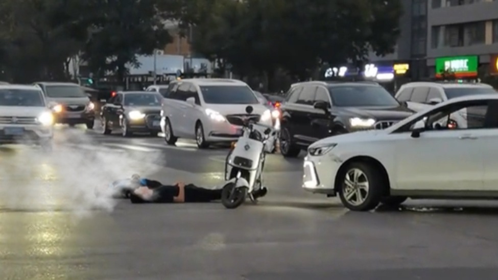 轿车与电动车发生碰撞，吵架之后两人竟一起躺地上