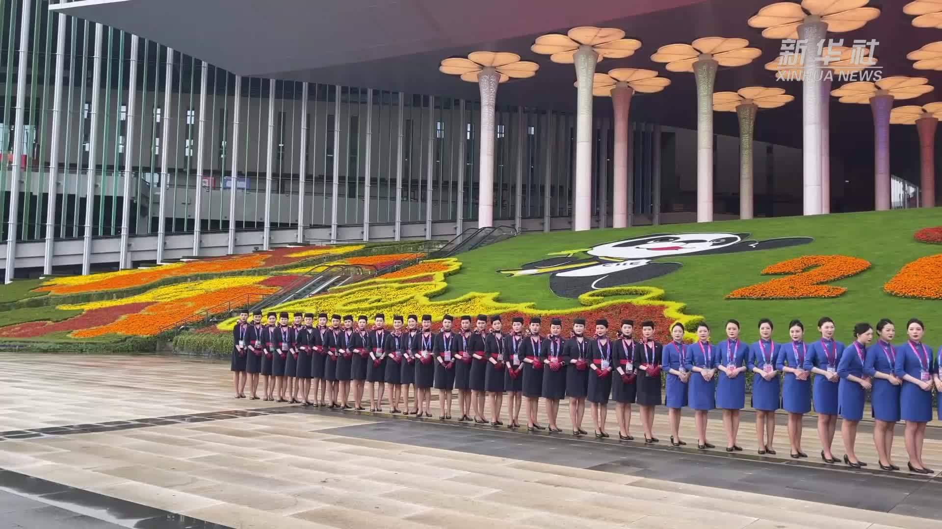 东航“凌燕”志愿者亮相进博会