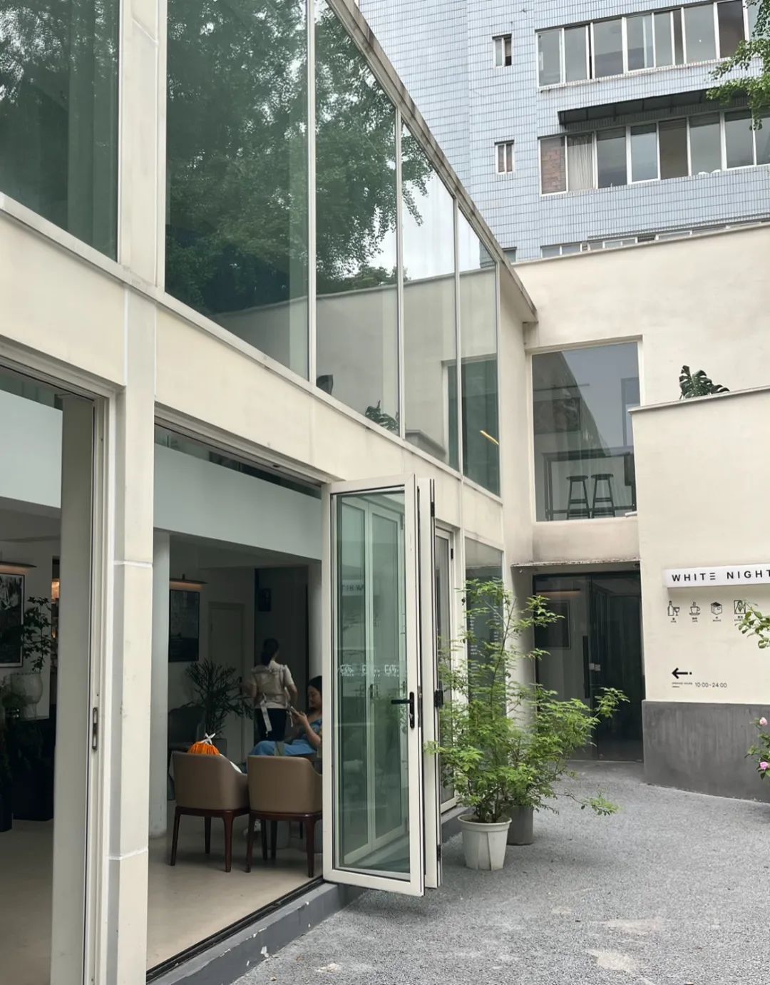 开在芳华街28号的白夜花神诗空间，这里常有新的展览、分享会（图/阿祯 摄）
