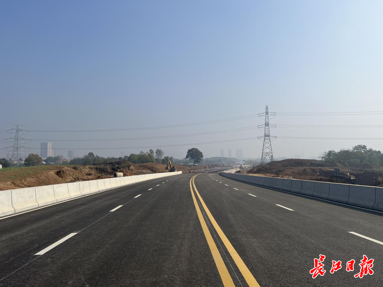 科技一路施工现场。　　记者杨丝涵 摄