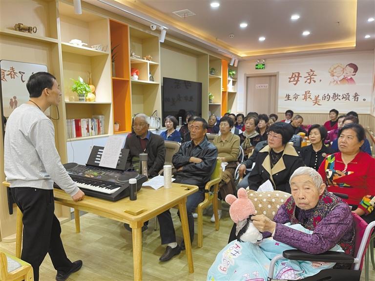 十一月一日，在渭南市临渭区银龄金街的萱堂暖居母亲专属照护中心，声乐老师在给杜桥街道的老年人上课。