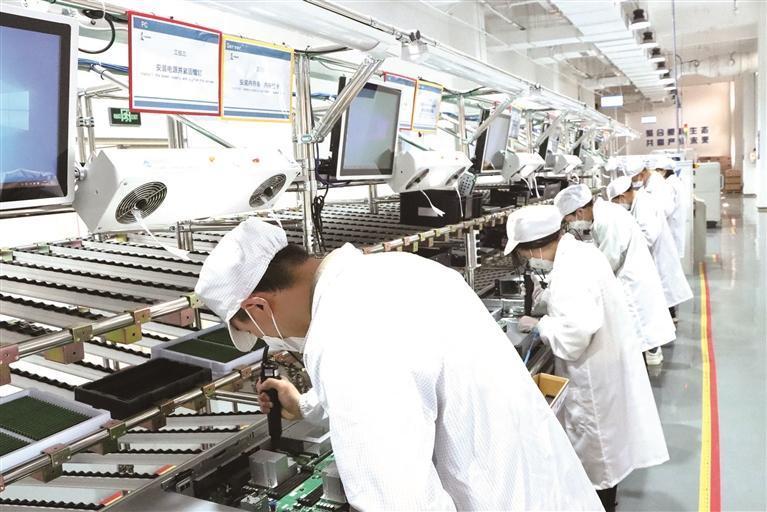九霄鲲鹏工厂检修人员正在维护一批服务器